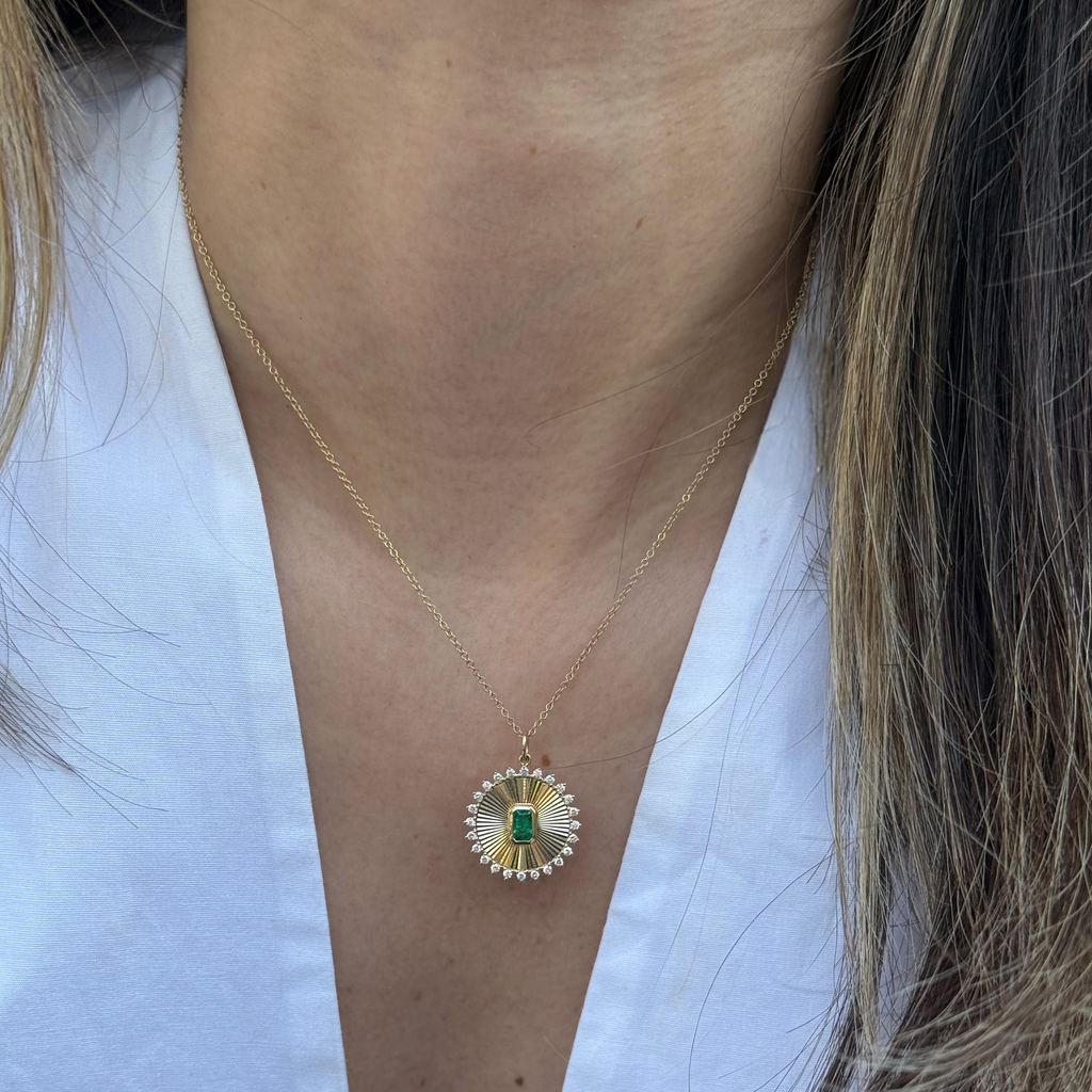 Collar con Disco con Diamantes y Esmeralda
