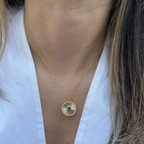 Collar con Disco con Diamantes y Esmeralda