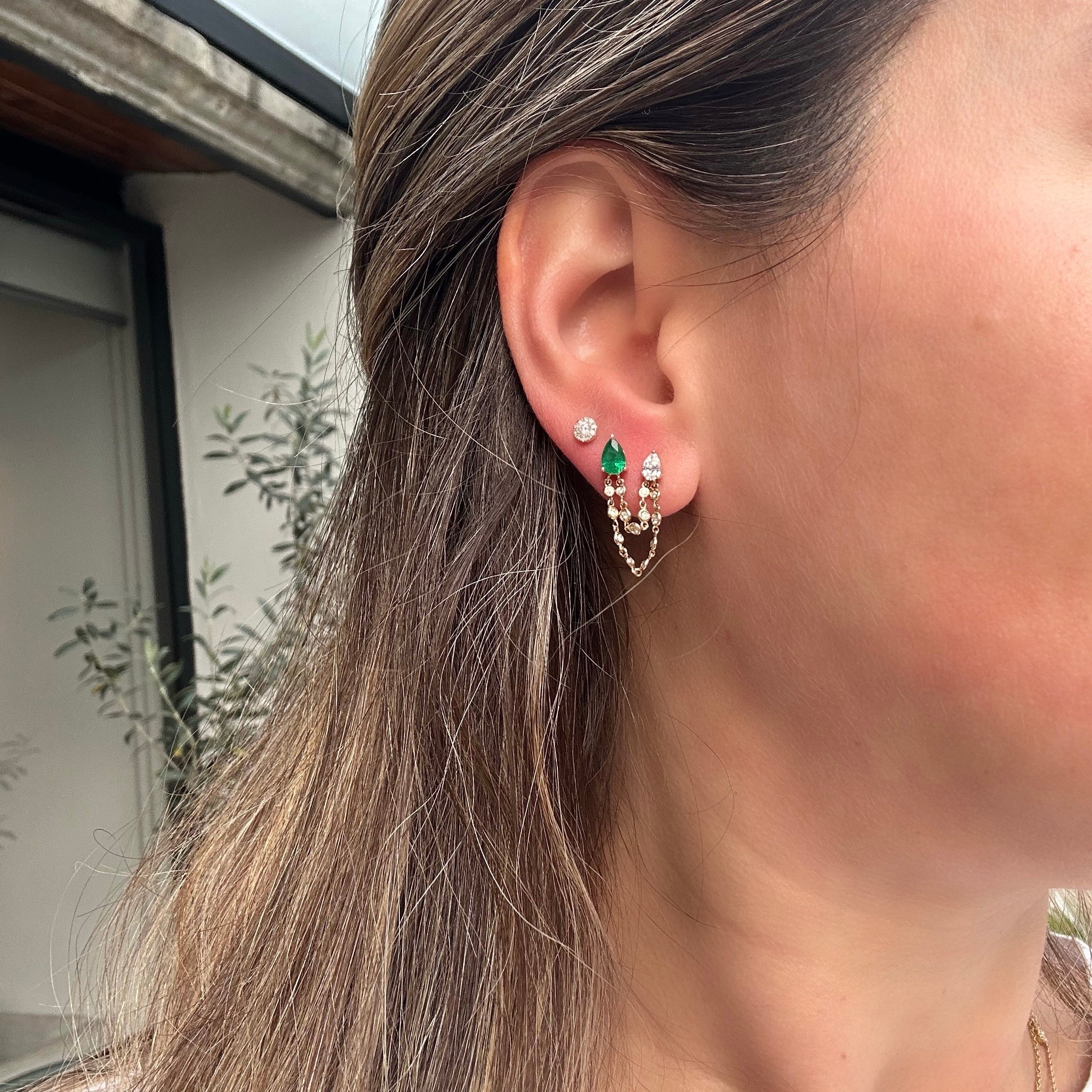 Arete de Esmeralda y Diamante Corte Pera para Doble Piercing