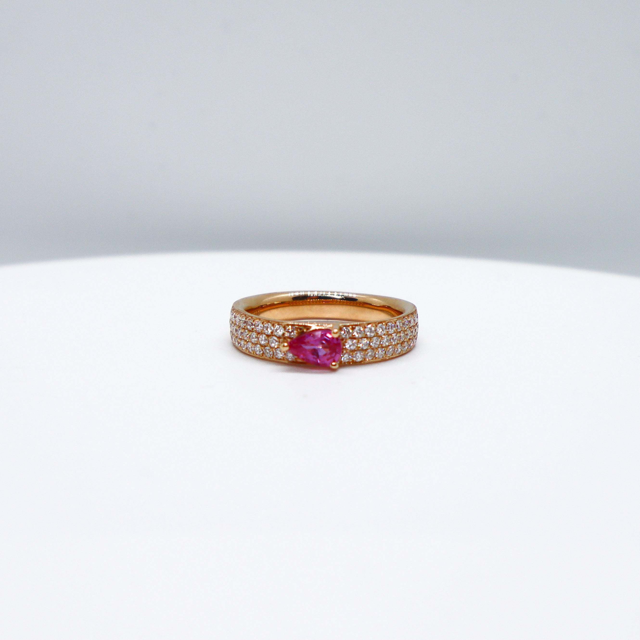 Anillo de Zafiro Rosa con Diamantes