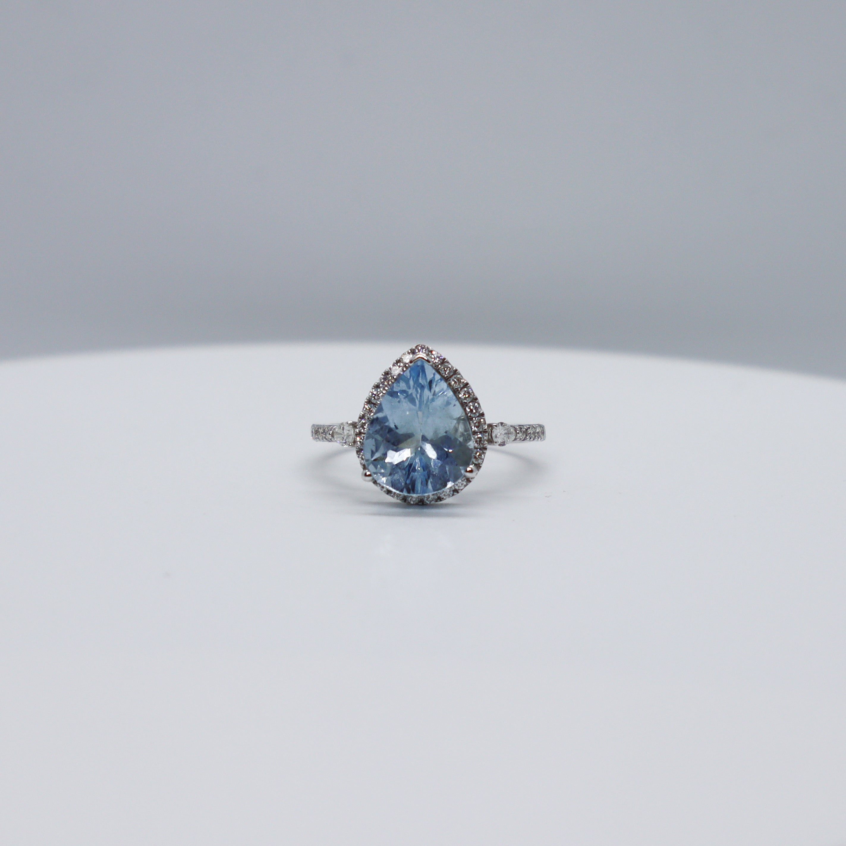 Anillo de Aguamarina con Diamantes