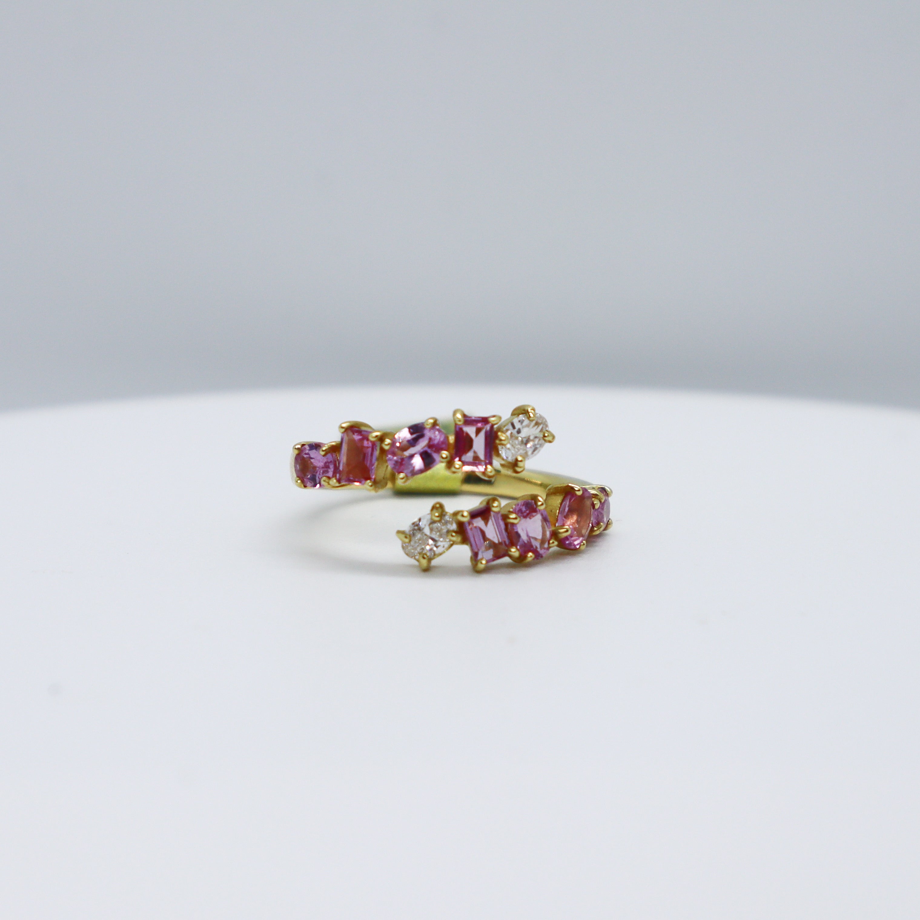 Anillo de Zafiros Rosas con Diamantes