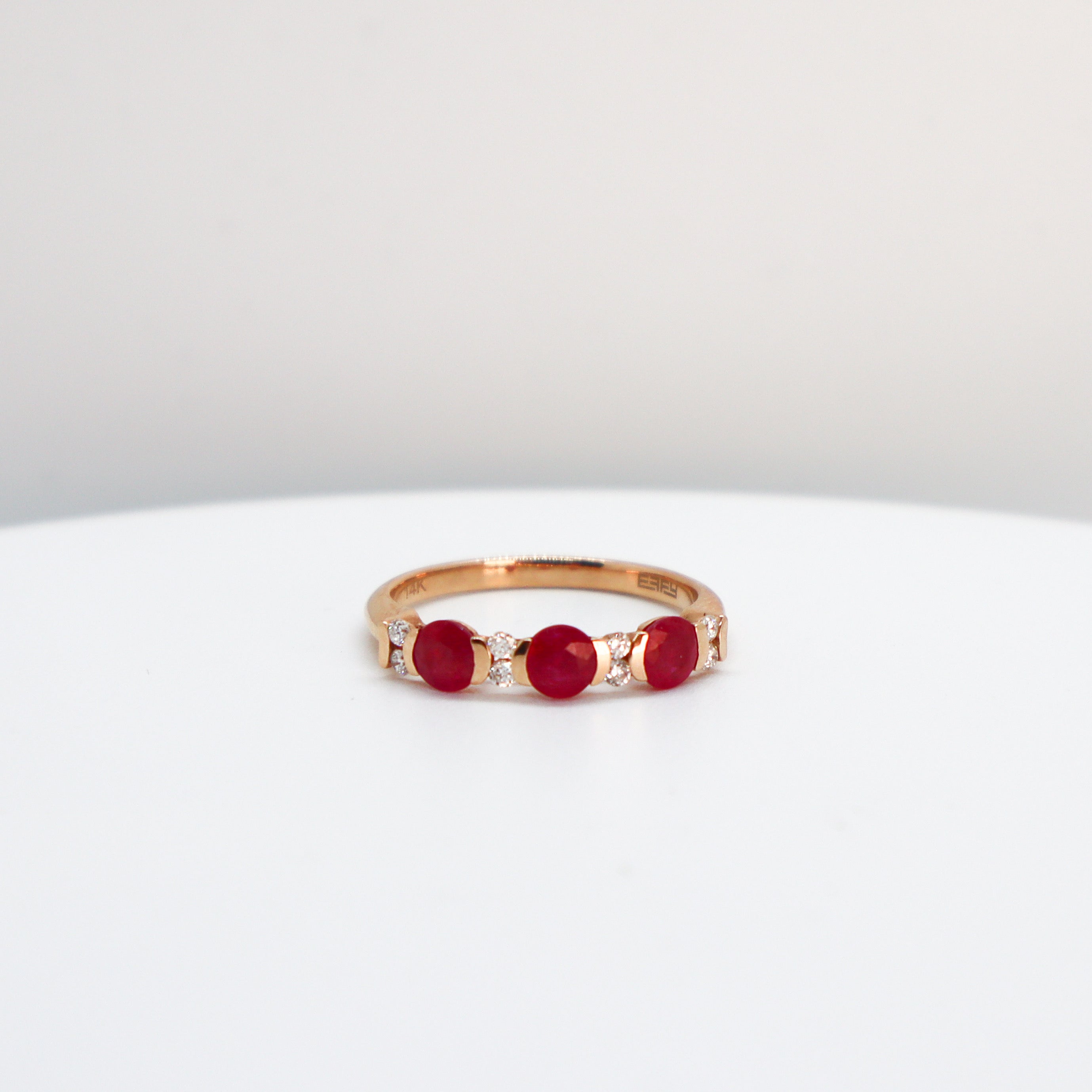 Anillo de Rubi con Diamantes