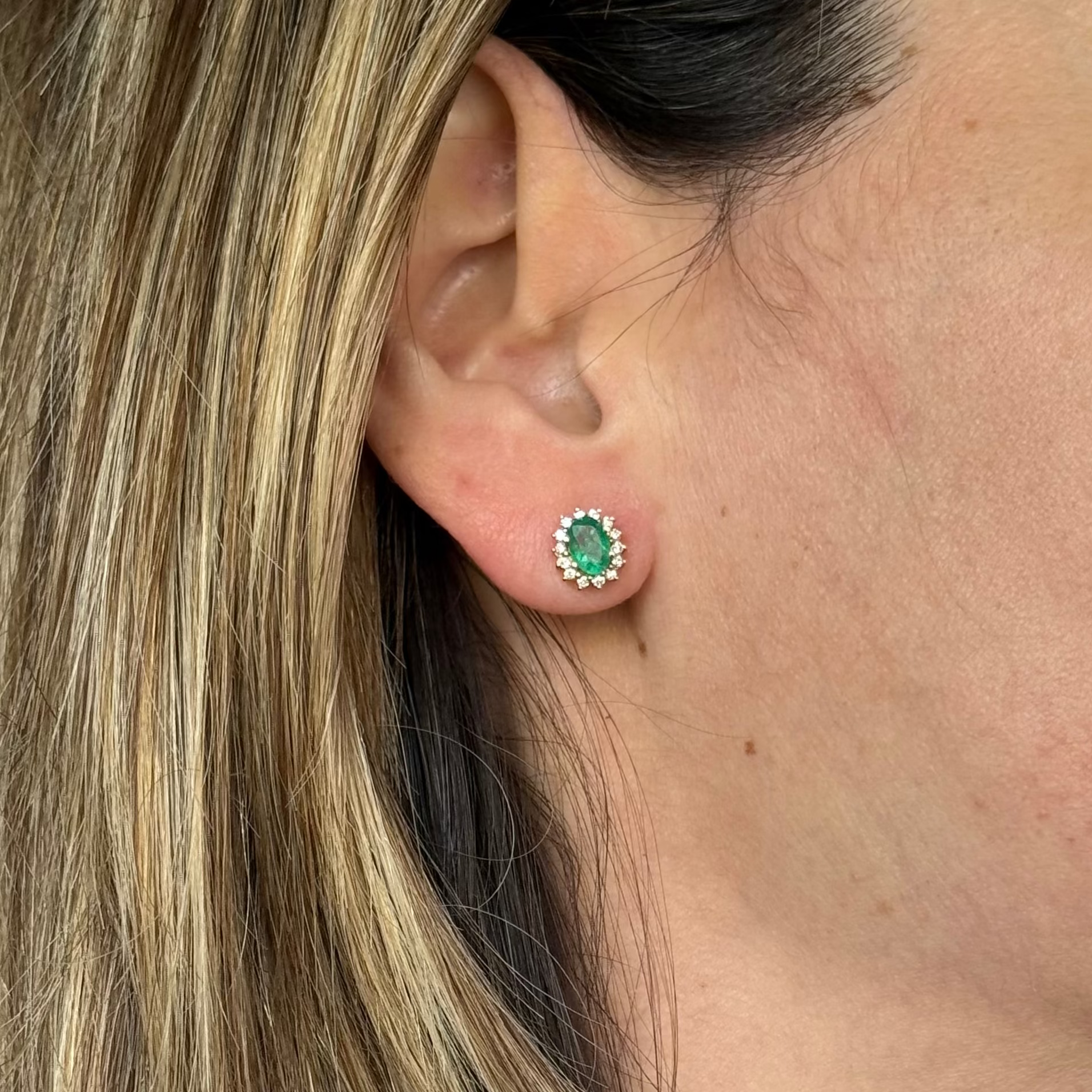 Aretes de Esmeralda Ovalada con Diamantes