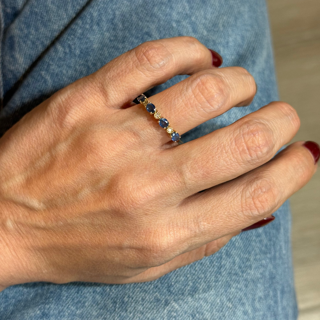Anillo de Zafiro con Diamantes