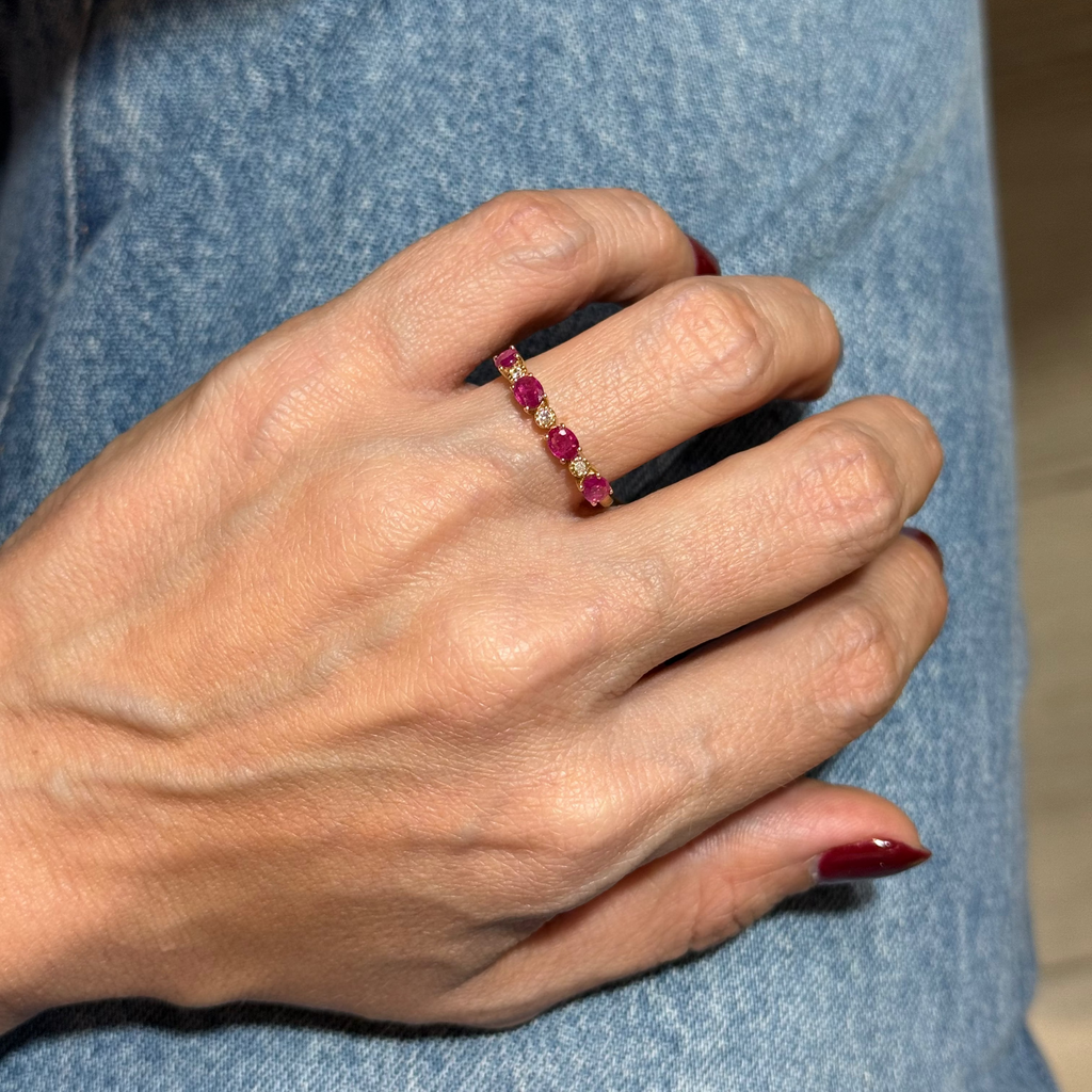 Anillo de Rubi con Diamantes