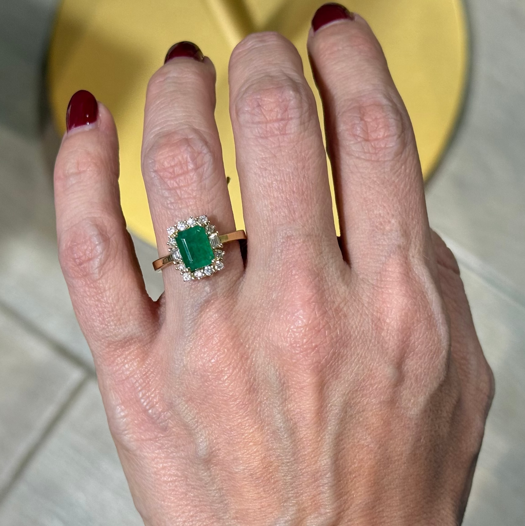Anillo de Esmeralda con Diamantes