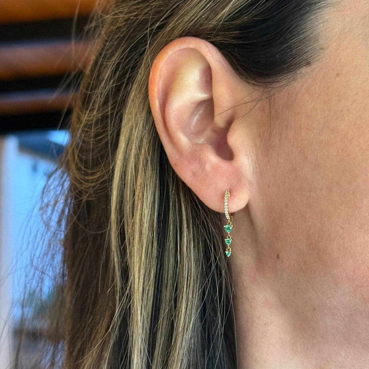 Huggies de Tres Esmeraldas con Diamantes