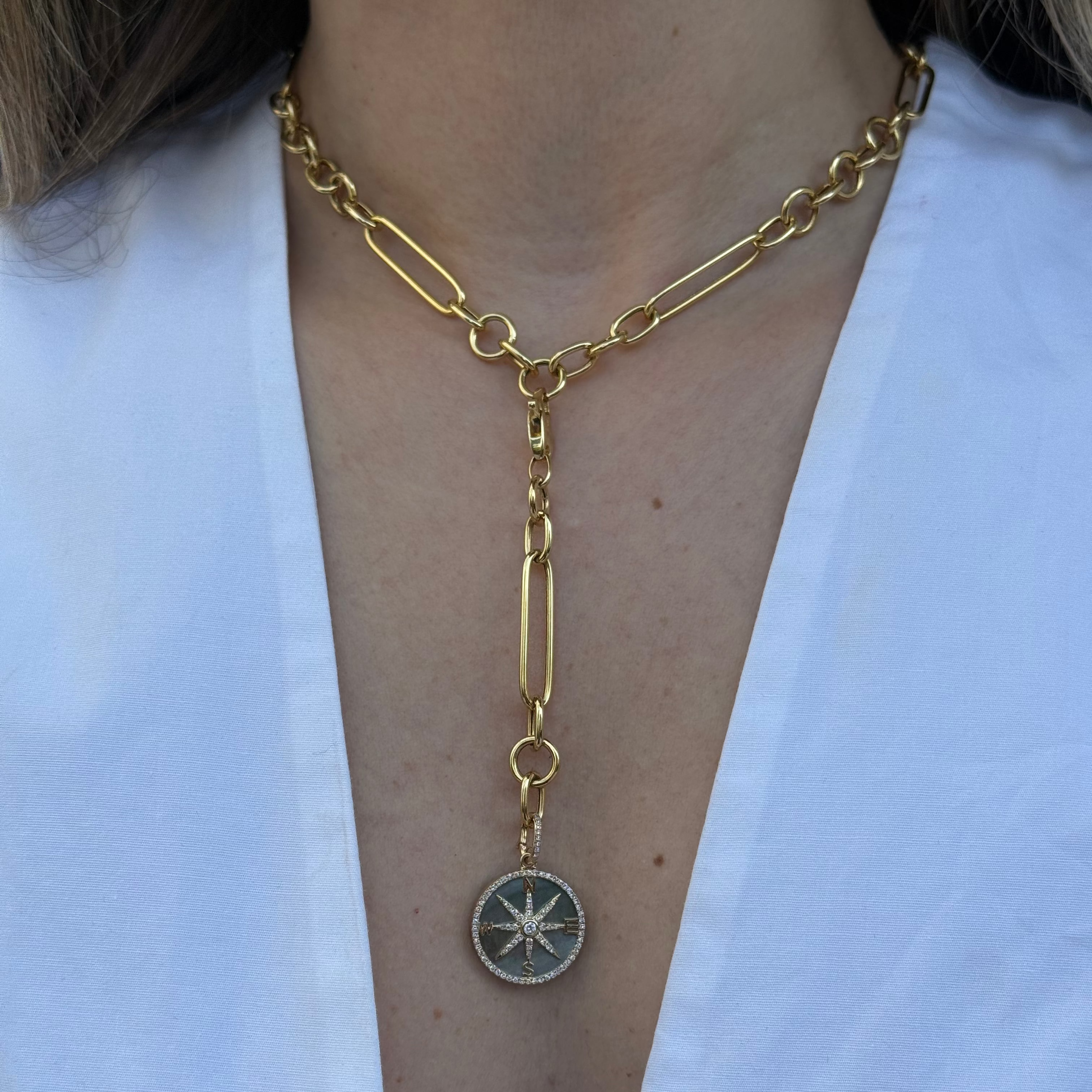 Charm de Compás con Madre Perla y Diamantes