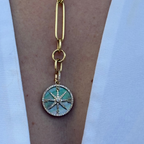 Charm de Compás con Madre Perla y Diamantes