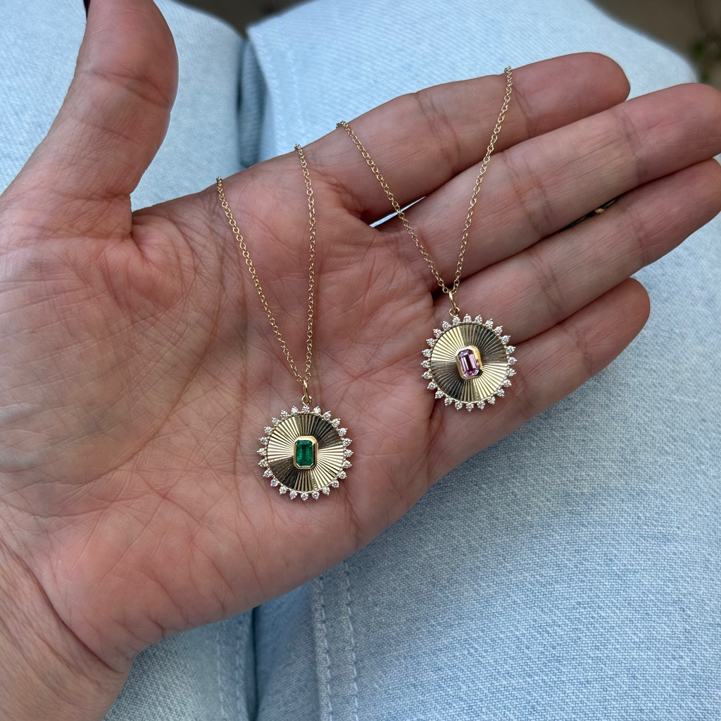 Collar con Disco con Diamantes y Esmeralda