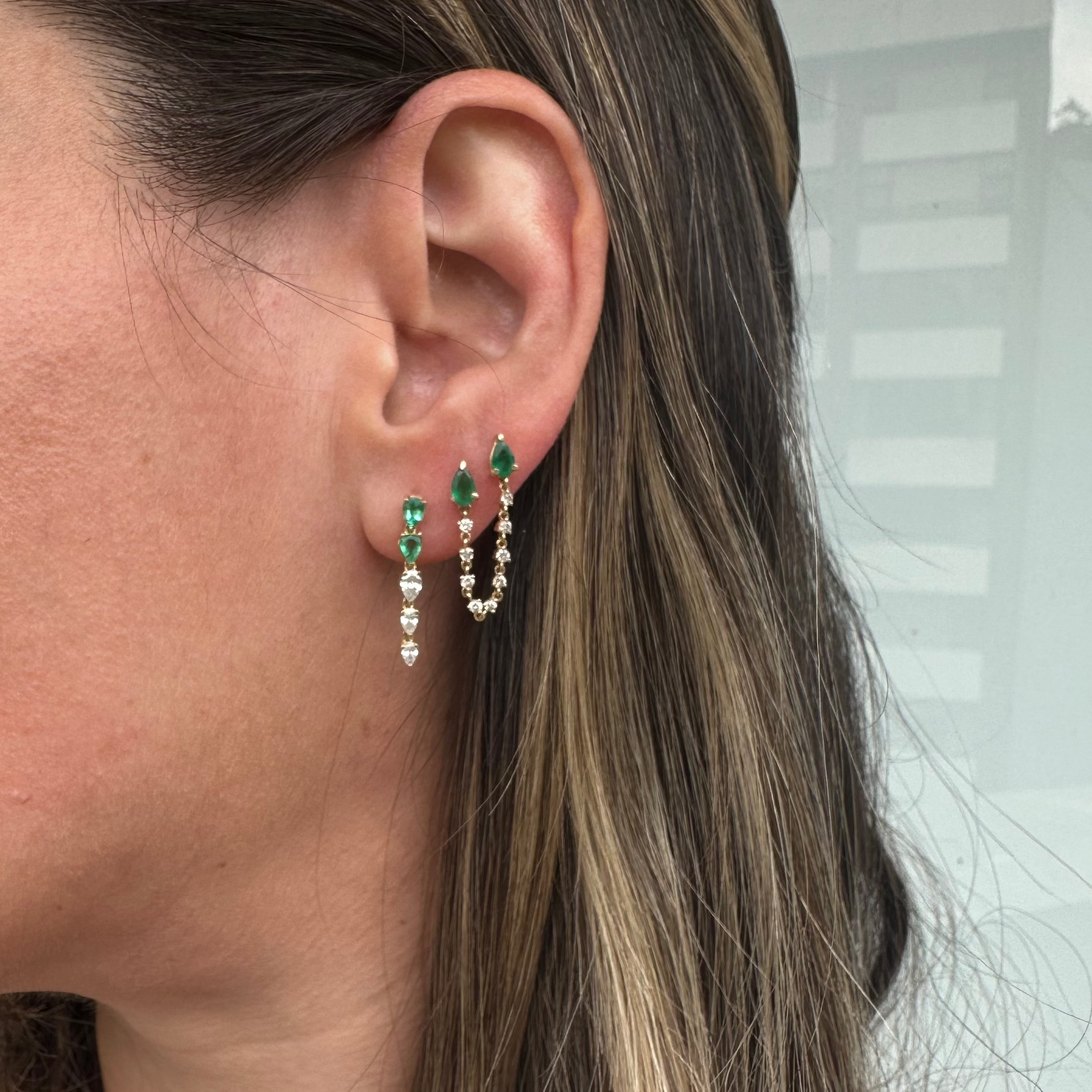 Arete de Esmeraldas Pera con Diamantes en Oro Amarillo