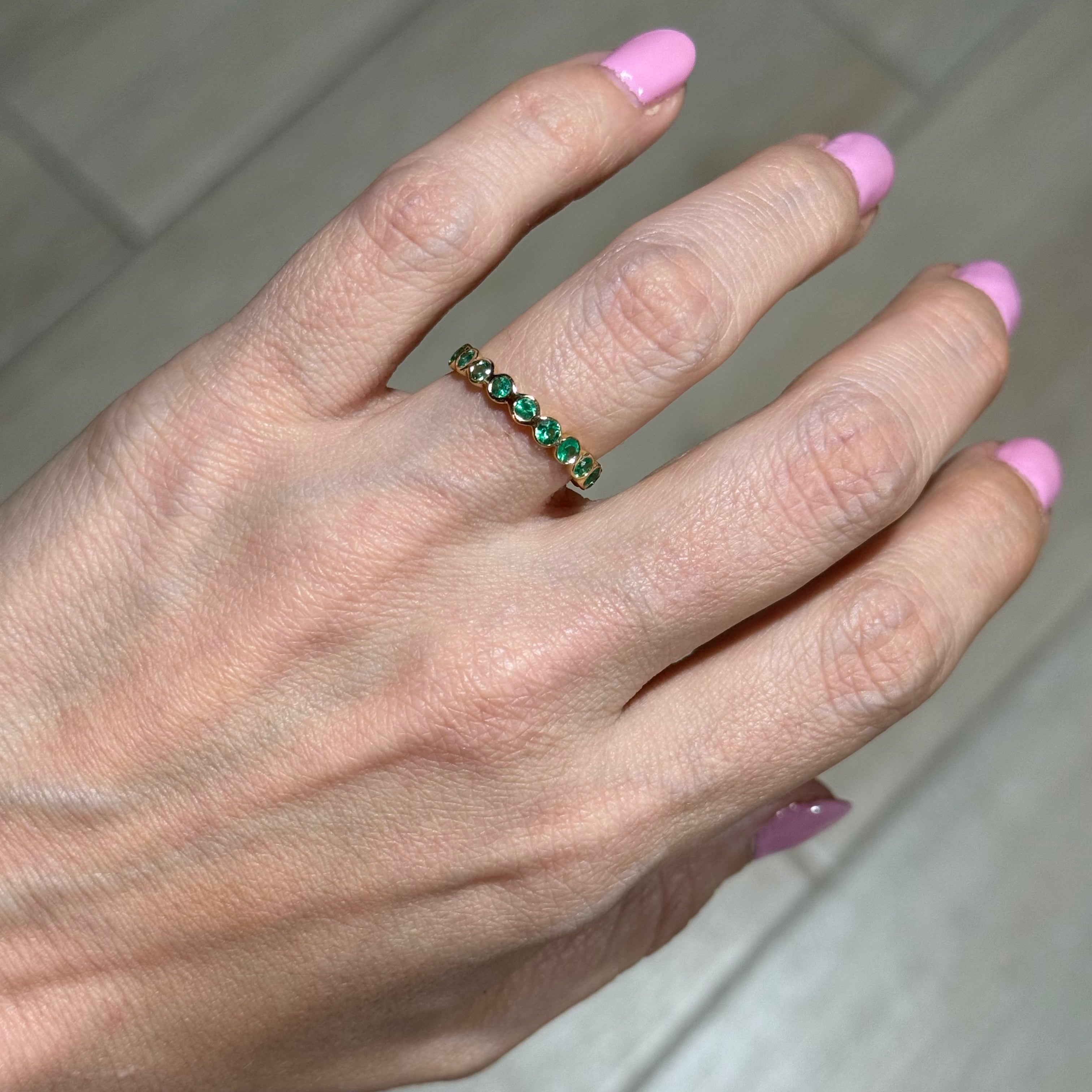 Anillo Eternity de Esmeralda Bezel Setting