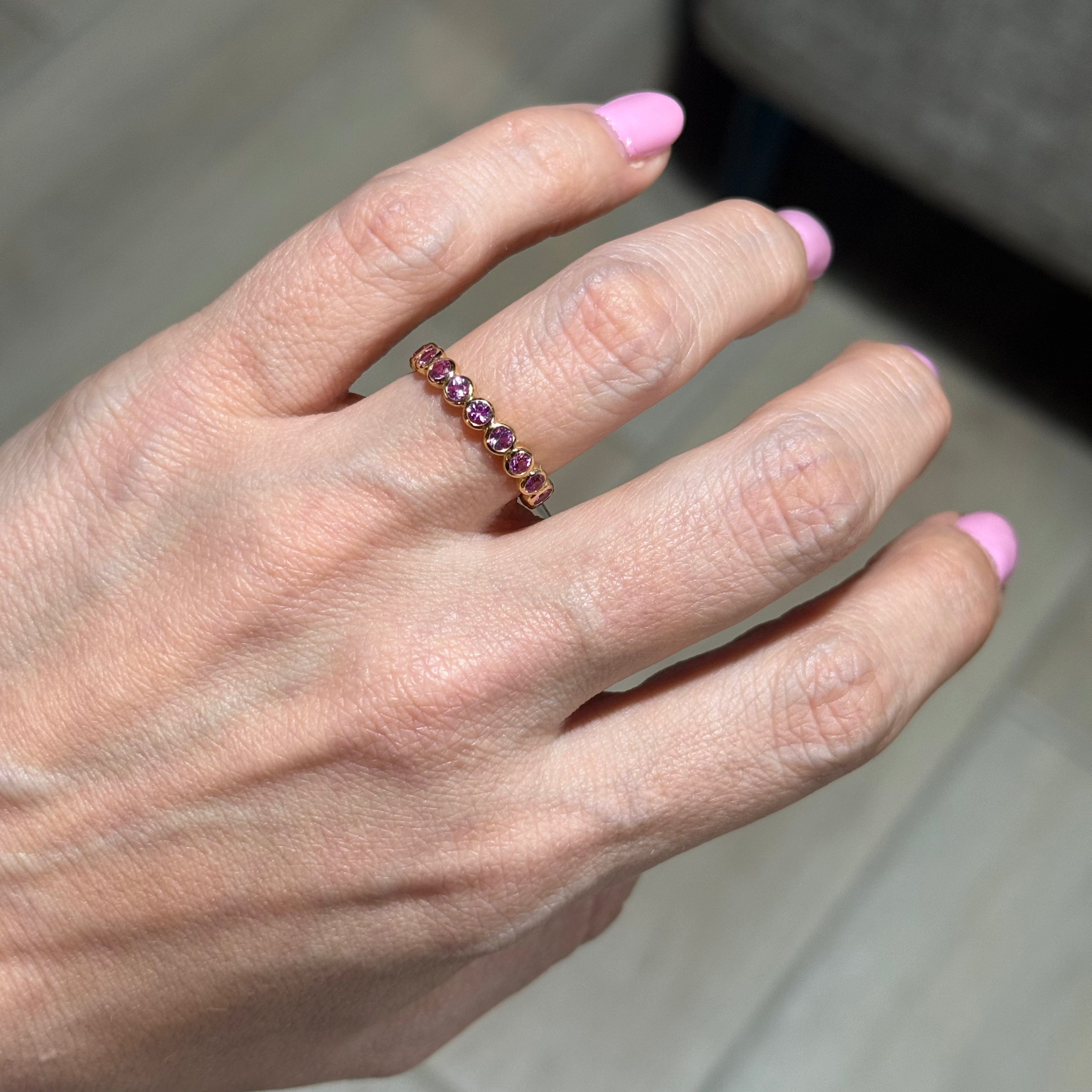Anillo Eternity de Zafiro Rosa Bezel Setting