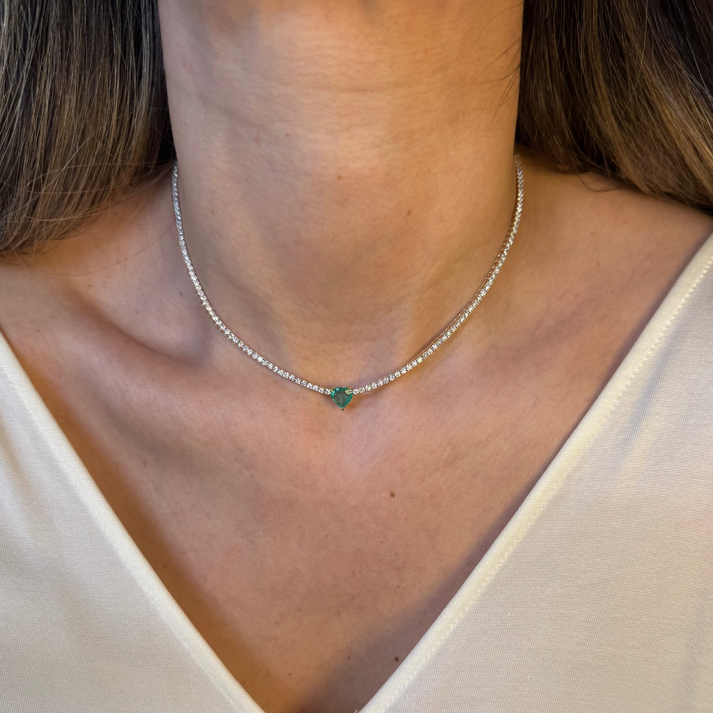 Tennis Necklace con Esmeralda en Corte Corazón