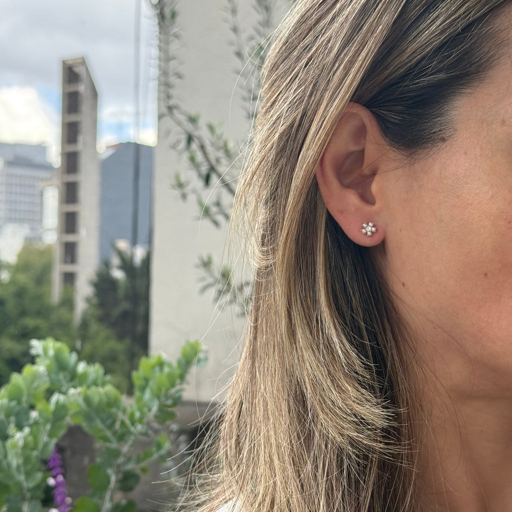 Studs de Flor con Perlas y Diamantes