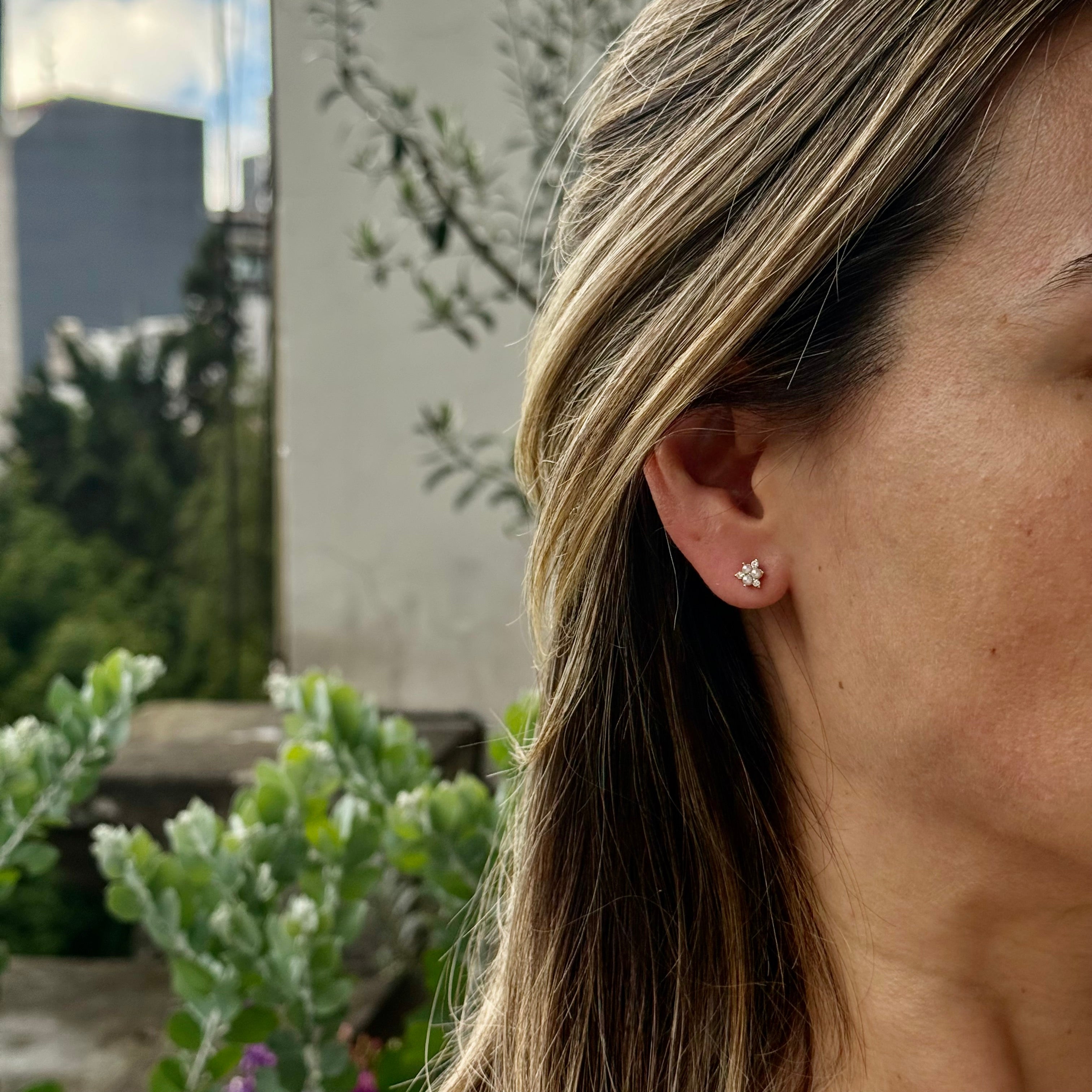 Studs de Perlas con Diamantes