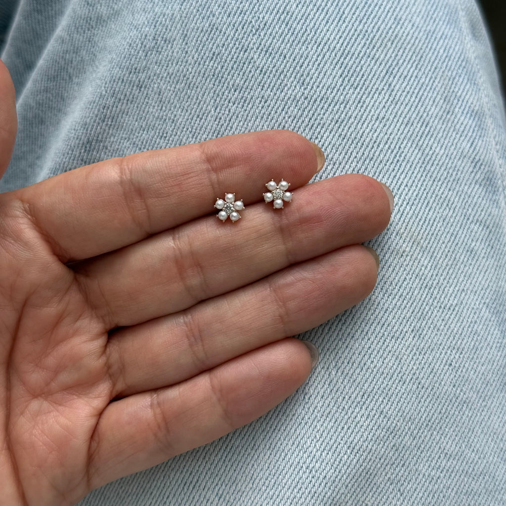 Studs de Flor con Perlas y Diamantes